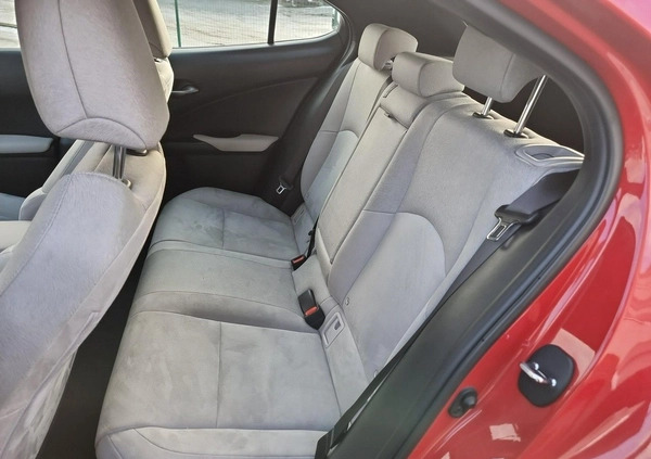 Lexus UX cena 124000 przebieg: 64086, rok produkcji 2019 z Gubin małe 379